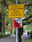 851091 Afbeelding van een verbodsbord en een richtingbord 'Verkeersexamen' op een lantaarnpaal in het Wilhelminapark te ...